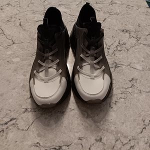 NWOT Guess shoes, black and white men's 9.5 m 👟